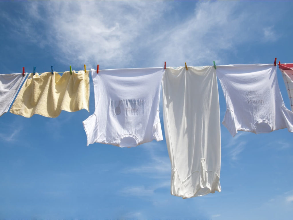 Tシャツの汚れ落としの原因と方法をタイプ別に解説 洗濯後の干し方もご紹介 Araou アラオウ