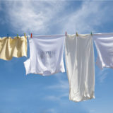 Tシャツの汚れ落としの原因と方法をタイプ別に解説！洗濯後の干し方もご紹介