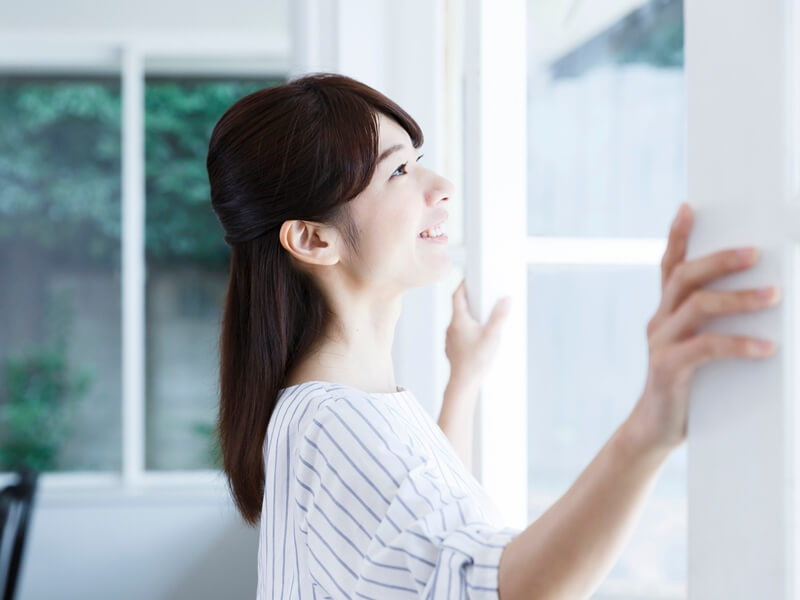 部屋干しはお部屋にカビを発生させる 結露やカビを防ぐ干し方と対策法 Araou アラオウ