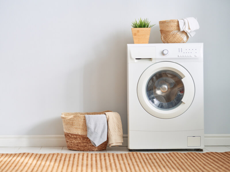 クッションは自宅で洗濯できる！素材別の洗濯方法と注意点 | araou 