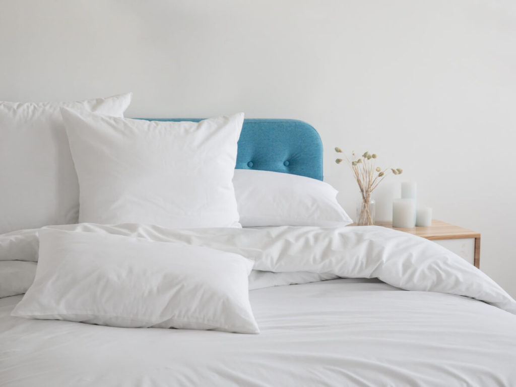 青いソファベッド 白い布団と枕